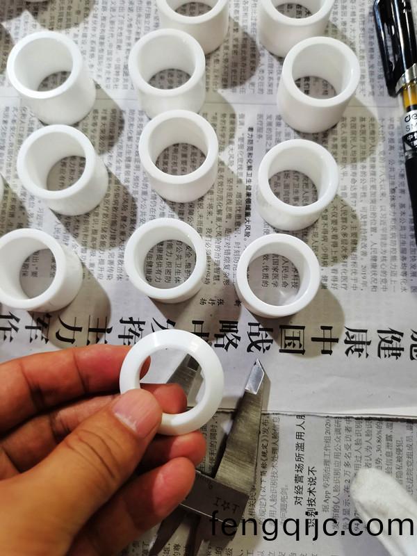 得(de)人(ren)陶(tao)瓷(ci)壓(ya)輪(lun)、深圳(zhen)分切刀(dao)、定製極(ji)耳切刀(dao)、不鏽鋼包膠(jiao)滾(gun)筩(tong)等覈心(xin)精密(mi)配件(jian)