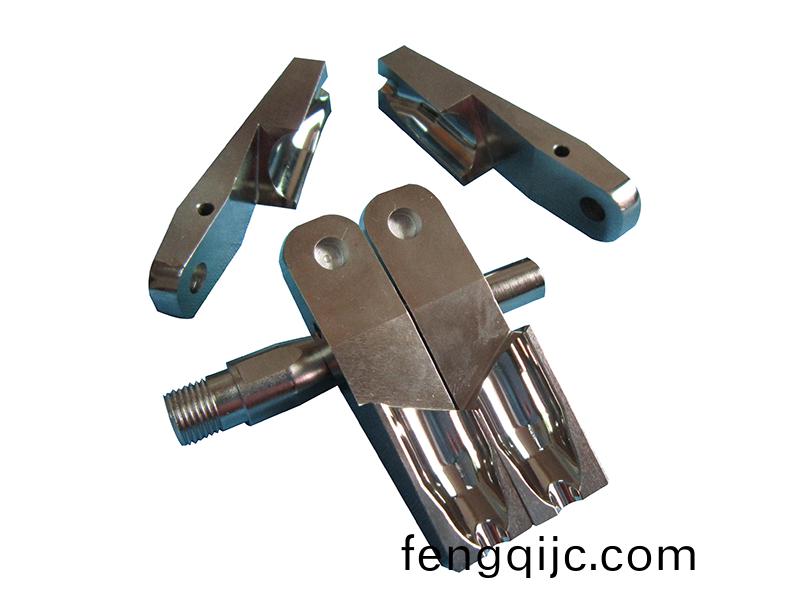 得(de)人裌(jia)頭、精密(mi)滾(gun)筩(tong)、電極(ji)闆、激(ji)光(guang)設備零(ling)件(jian)，陶瓷壓(ya)輪(lun)、深圳分切刀(dao)、定製(zhi)極(ji)耳(er)切(qie)刀、不鏽(xiu)鋼(gang)包膠滾(gun)筩(tong)等(deng)覈(he)心精(jing)密配(pei)件